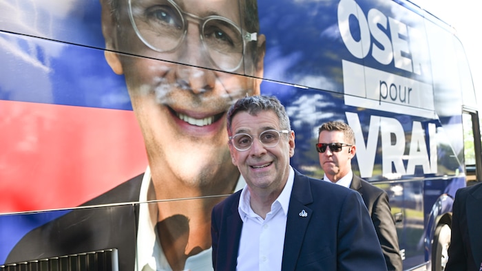 Éric Duhaime devant son autobus de campagne.
