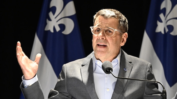Éric Duhaime derrière un lutrin.