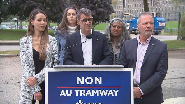 Le chef du PCQ, Éric Duhaime, entouré de candidats de la région de Québec.
