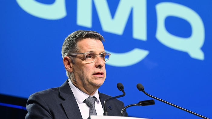 Éric Duhaime parle dans des micros.