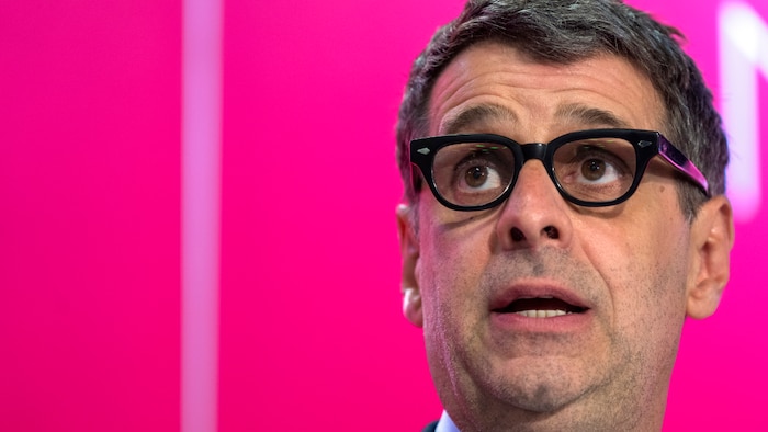 Gros plan sur le visage d'Éric Duhaime, qui parle.