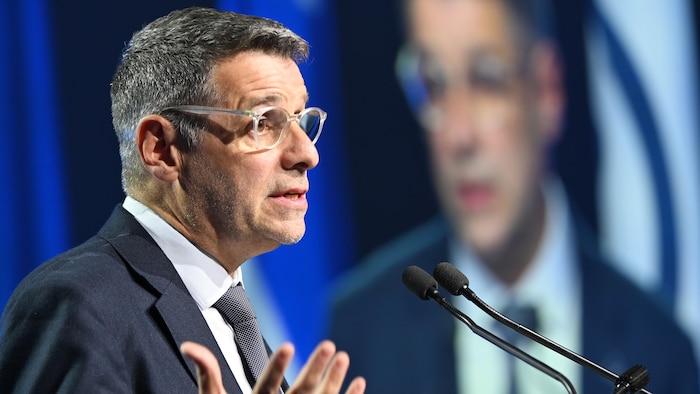 Éric Duhaime parle dans un micro.