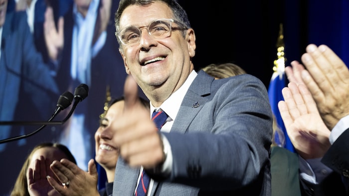 Éric Duhaime sourit.