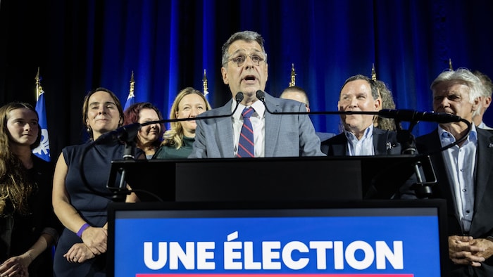 Éric Duhaime derrière un lutrin.