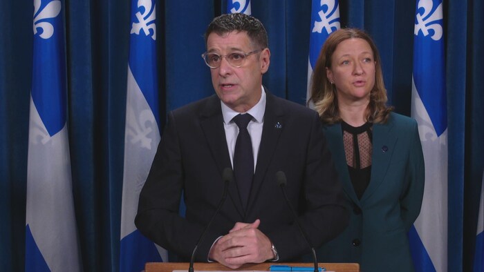 Éric Duhaime s'adresse aux journalistes.