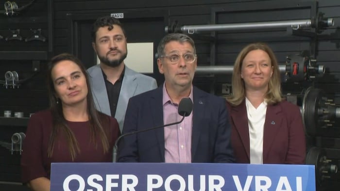 Éric Duhaime en point de presse avec François Pouliot et Maïté Blanchette Vézina.