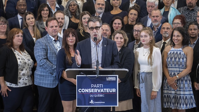 Le chef du Parti conservateur du Québec (PCQ), Éric Duhaime, parle au micro.