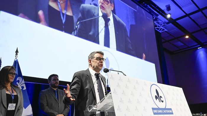 Éric Duhaime parle devant une foule.