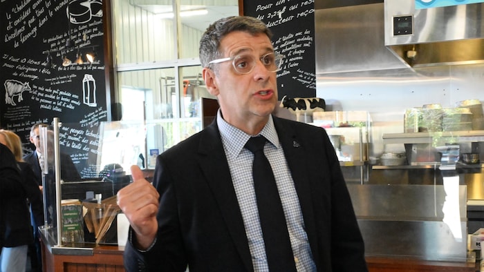 M. Duhaime dans un café.
