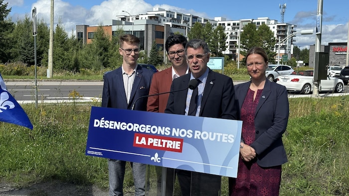 Éric Duhaime entouré de ses candidats. 