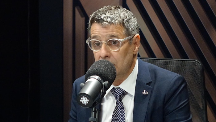 Le chef conservateur Éric Duhaime au micro de l'émission Première Heure le 7 octobre 2026.