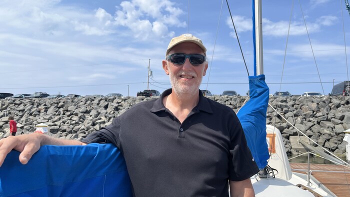 Éric Fabrès, vice-commodore de la marina de Matane dans son bateau.