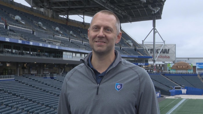 Eric Fehr s'exprime au Stade Princess Auto. 
