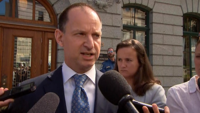 Le ministre Eric Girard lors d'un point de presse devant l'Assemblée nationale.