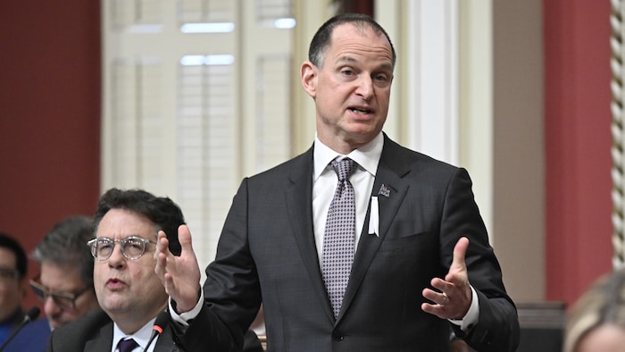 Le ministre des Finances au moment de présenter son projet de loi lors de la période de questions, le 9 décembre 2025.