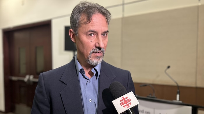 Éric Godin répond au micro.