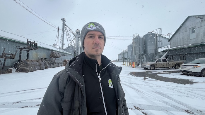 Eric Laflamme, d'Écoute Agricole, pose sur Les Fermes Belvache.