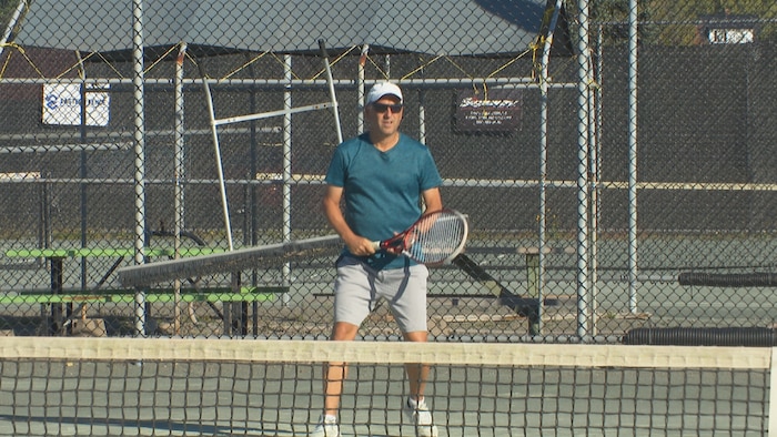 Éric Laplante est en bid de jouer au tennis