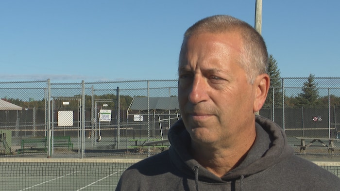 Éric Laplante répond aux questions du journaliste.