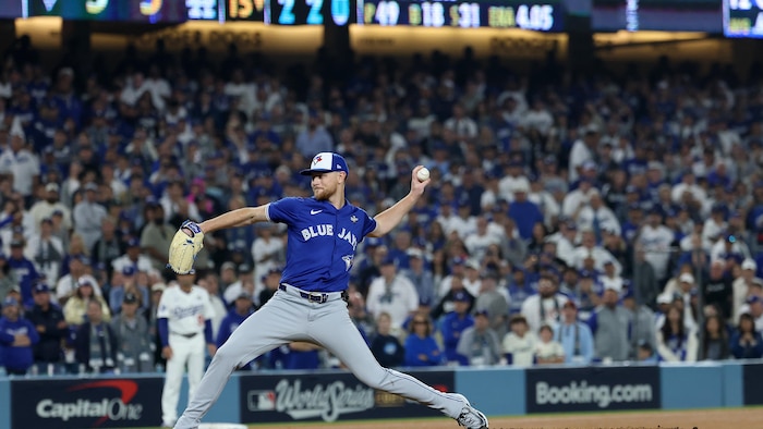Le lanceur s'élance durant le match.
