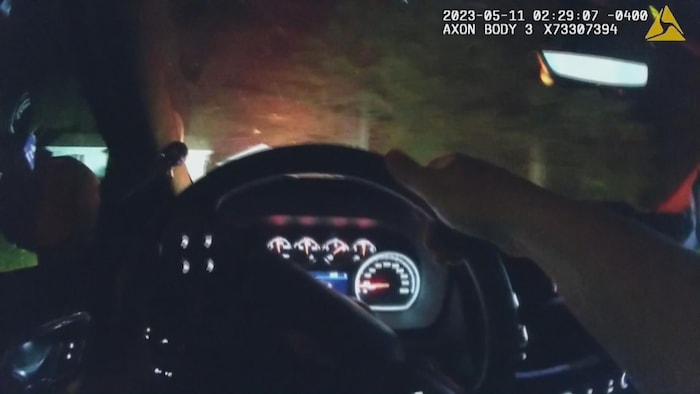 Une capture d'écran de la caméra corporelle d'Eric Mueller montrant le tableau de bord de son véhicule.