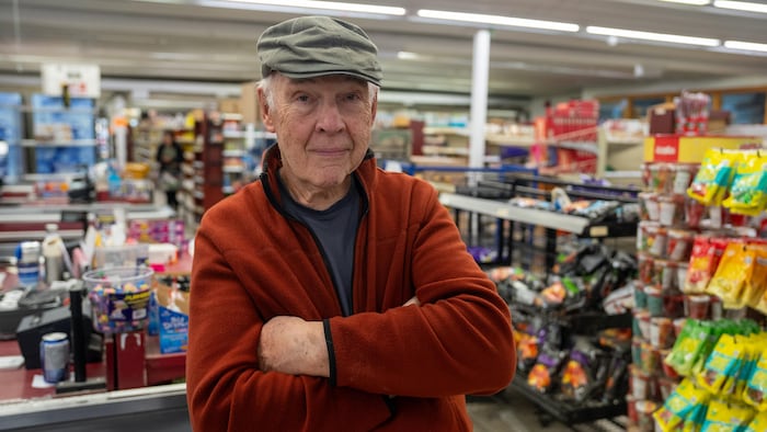Portrait du propriétaire d'épicerie.
