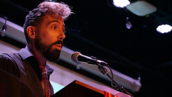 Eric Plamondon parle au micro au Centre culturel franco-manitobain, le 4 octobre.