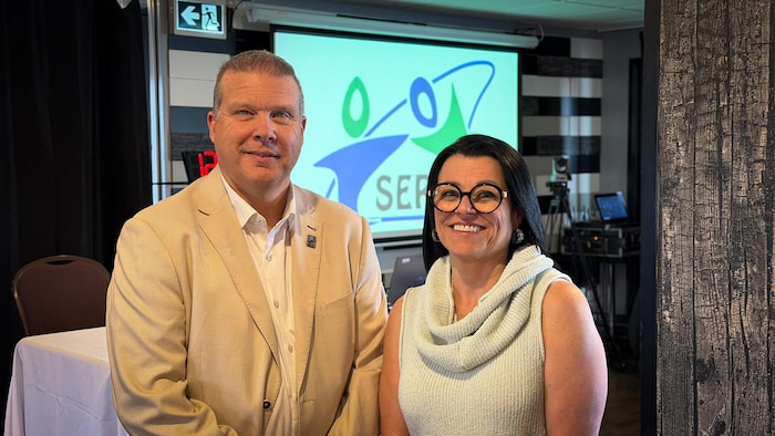 Éric Provonost et Monica Chiasson posent pour une photo.