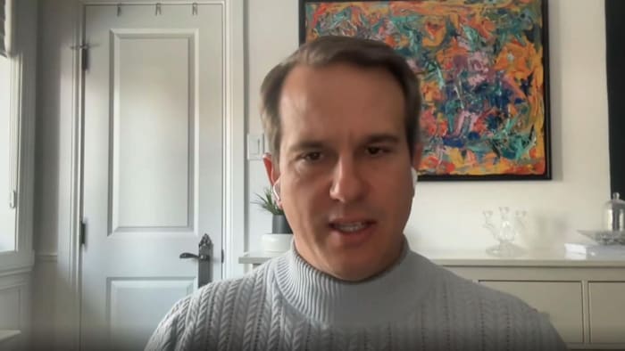 Éric Sansoucy pendant une entrevue à distance.