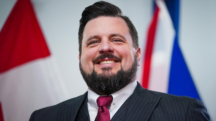 Le ministre de l’Immigration et de la Formation professionnelle de la Saskatchewan, Eric Schmalz, lors de son assermentation, le 11 décembre 2025.