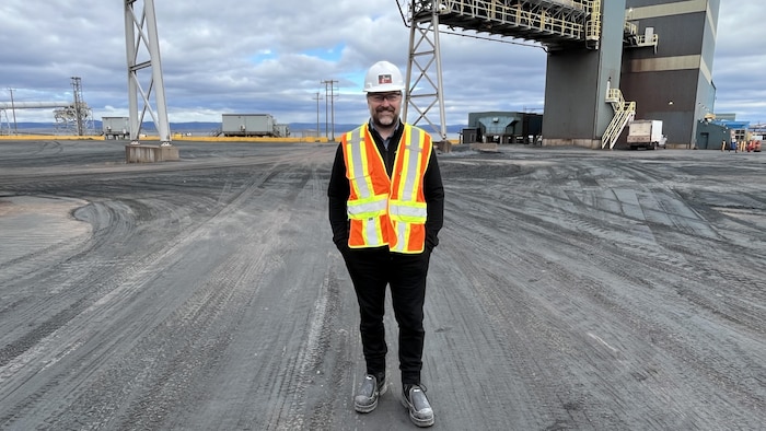 Éric Sénéchal portant de l'équipement de sécurité dans un terrain industriel.