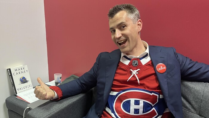 Le candidat libéral dans Honoré-Mercier, Eric St-Pierre, avec un gilet du Canadien.