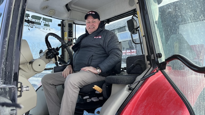 Éric Tremblay dans son tracteur.