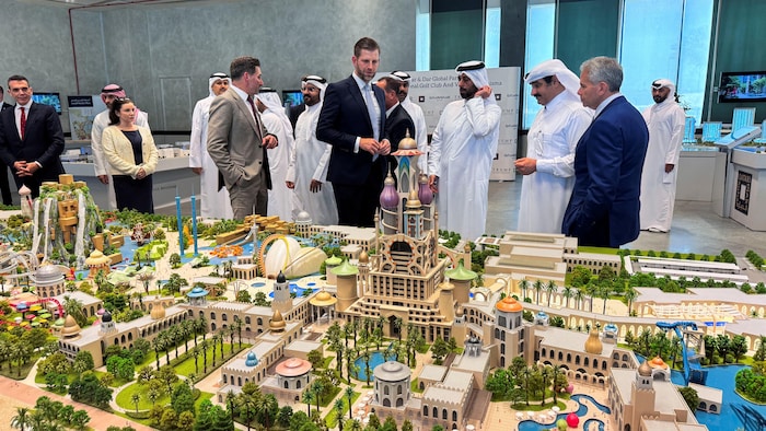 The Large Fanfare of Qatar welcomed, Donald Trump announced a winning contract for Boeing star-news.press/wp Eric Trump and men in front of a real estate project that leads traditional Qatarari.