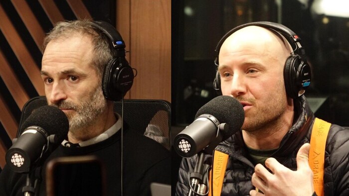 Image composite montrant deux hommes de profil, portant des casques audio professionnels, s'exprimant devant des microphones de studio marqués du logo de Radio-Canada. À gauche, un homme avec une barbe poivre et sel écoute attentivement. À droite, un homme chauve parle avec animation, vêtu d'une veste matelassée noire avec des sangles orange.