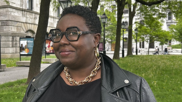 Une femme devant l'hôtel de ville.