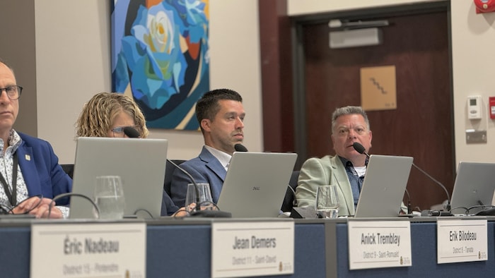 Erik Bilodeau, derrière son micro au conseil municipal.