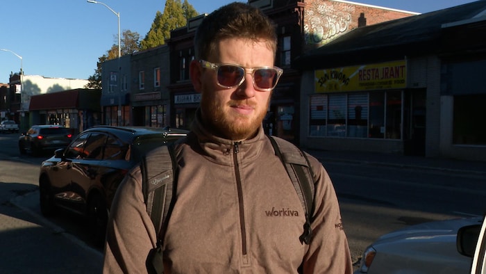 Erik Peterson se trouve dans une rue du centre-ville de Sault-Sainte-Marie.