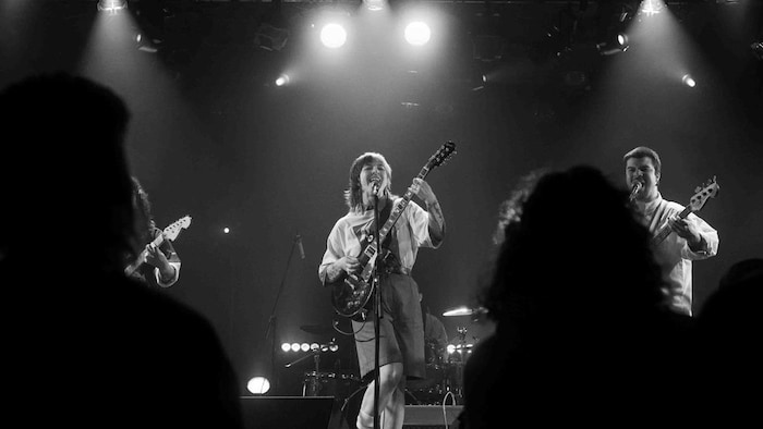 Erika Hagen sur scène avec sa guitare électrique.