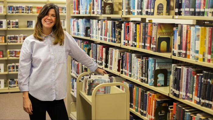 Erika Martin dans une bibliothèque.