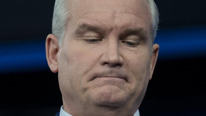 Gros plan sur le visage d'Erin O'Toole, qui regarde vers le bas.