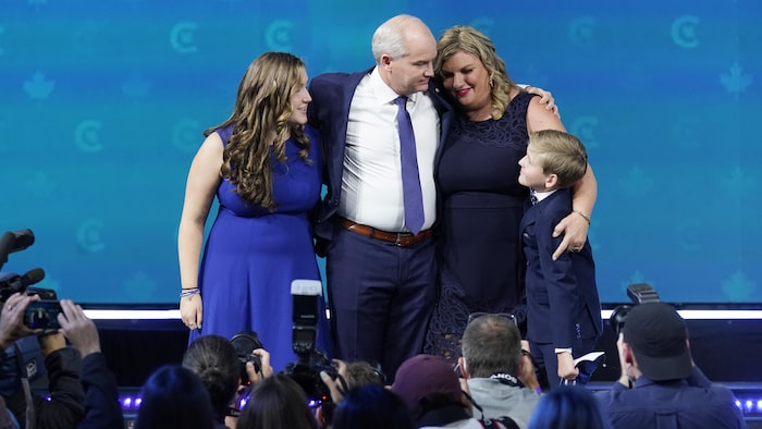 زعيم المحافظين إرين أوتول وعائلته ليلة الانتخابات.