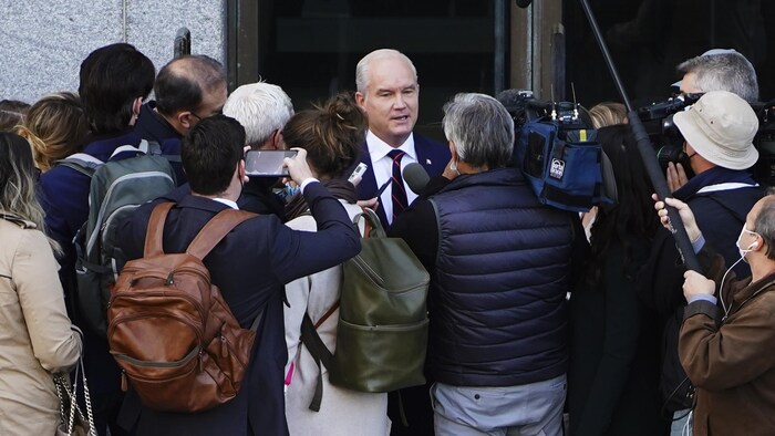 Erin O'Toole répond à des questions de journalistes.