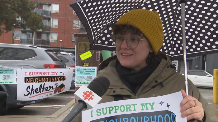 Erin Walker en entrevue sur les lieux d'une manifestation.