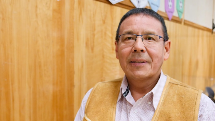 Ernest Betsina regarde la caméra.