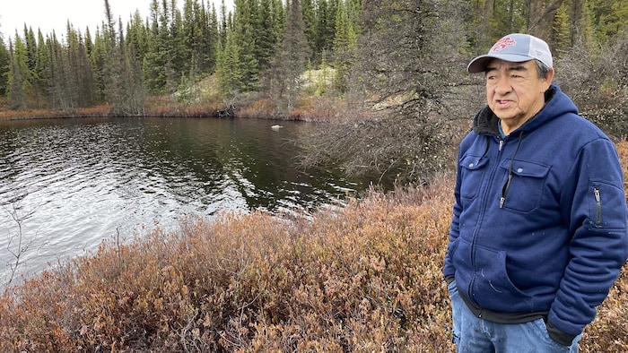Ernie Moses devant un lac.