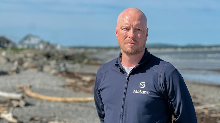 Jérôme Caron sur le bord du fleuve.