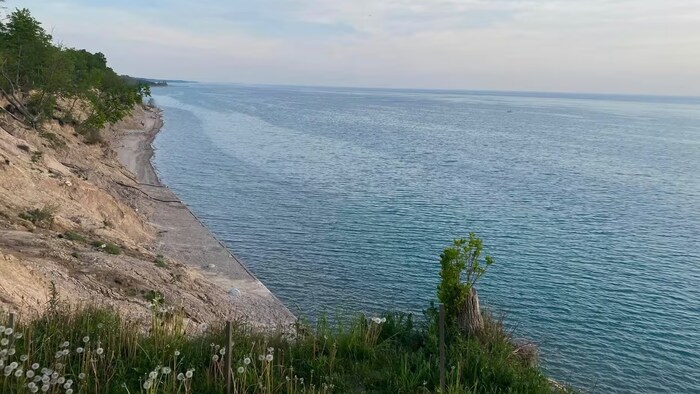 Une falaise s'effrite tranquillement aux abord du lac Huron lors d'une belle journée ensoleillée.