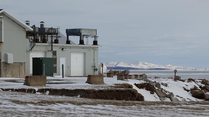 Un terrain érodé autour d'une usine.