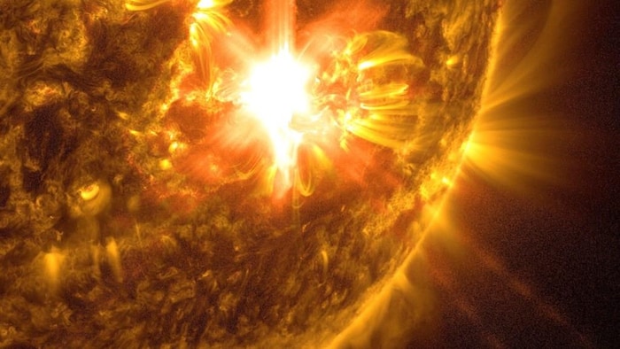 Une image de la surface du soleil, avec une tache lumineuse dessus.
